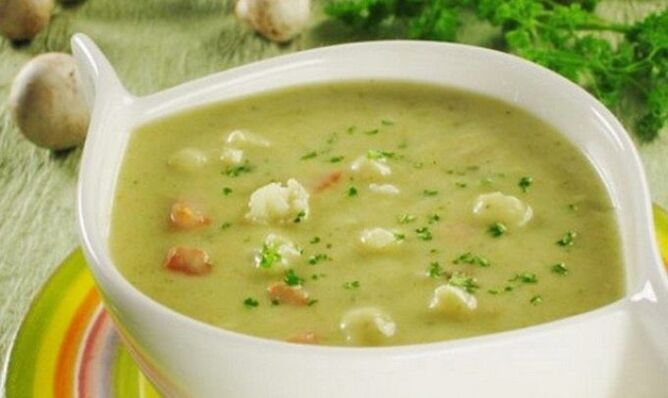 Sopa de verduras en el menú de la dieta pancreatitis