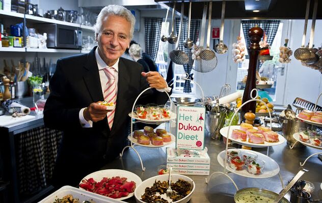 Pierre Dukan rodeado de delicias culinarias