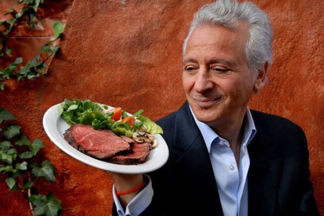 Pierre Ducan y un plato de carne y verduras