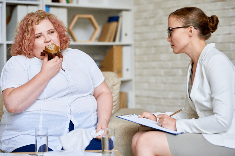 Mujer con sobrepeso en cita con especialista